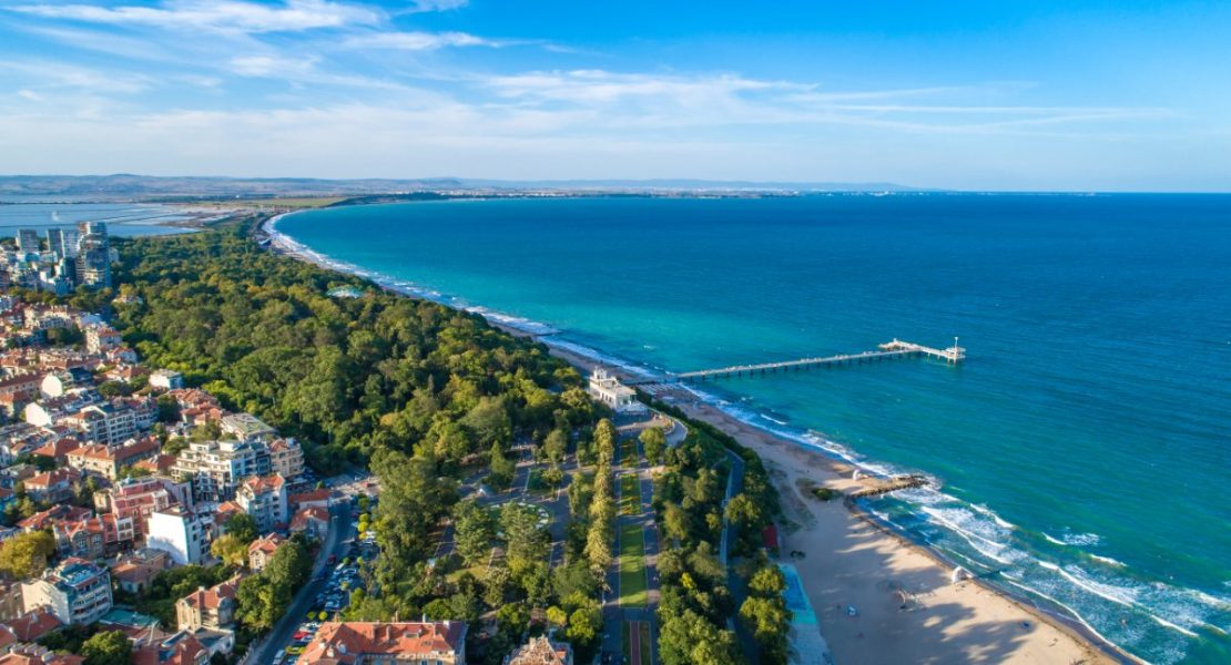 Flyfoto av sjøhagen i Burgas ved solnedgang, Bulgaria.