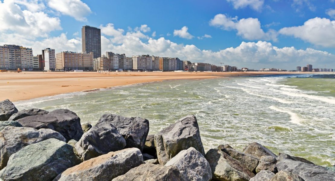 Oostende-stranden med utsikt over byen