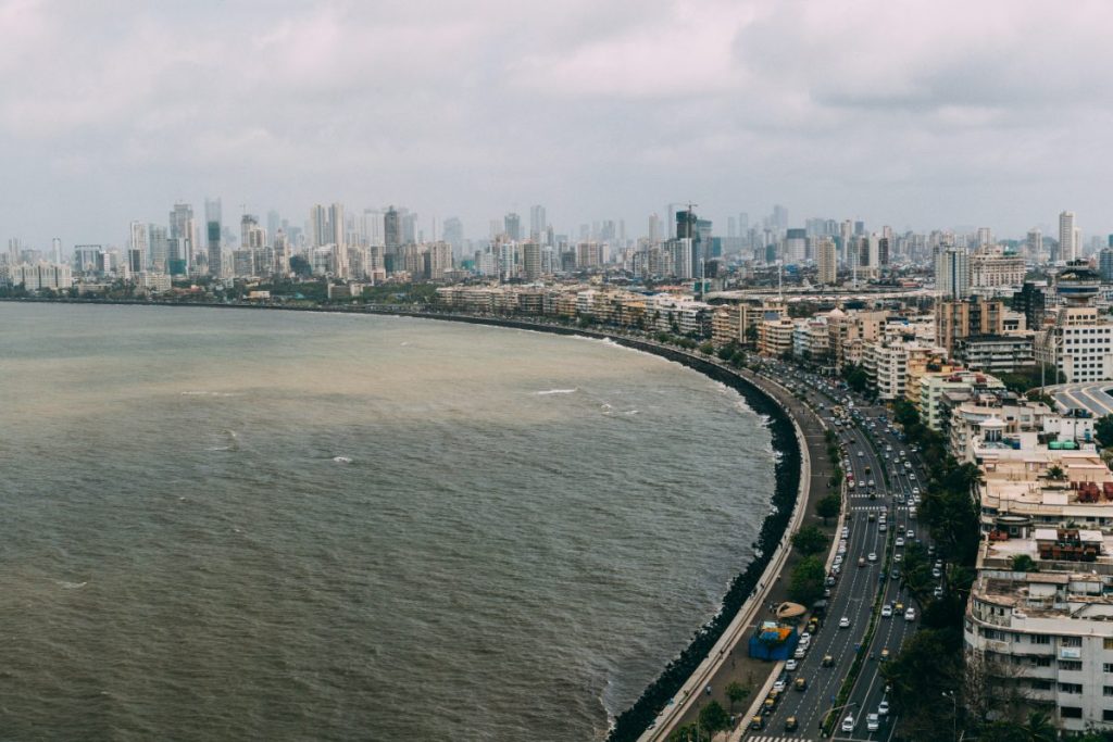 Marine Drive, kystveien i Mumbai, India.