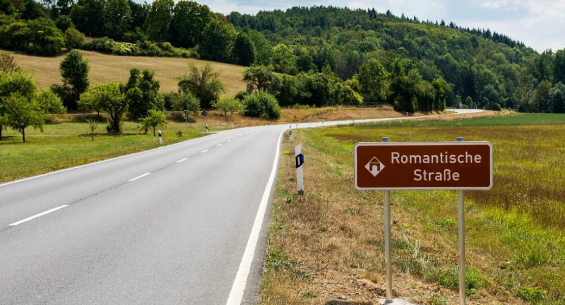 Veiskilt markerer den romantiske veien gjennom bayersk landsbygd.