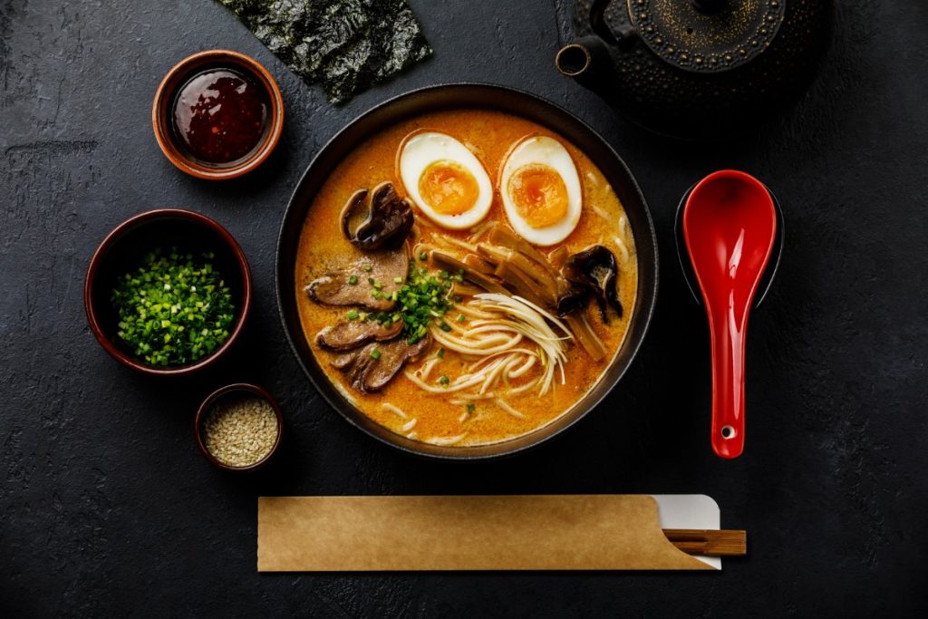 Ramen asiatisk nudelsuppe med oksekjøtt og ajitama-egg i bolle