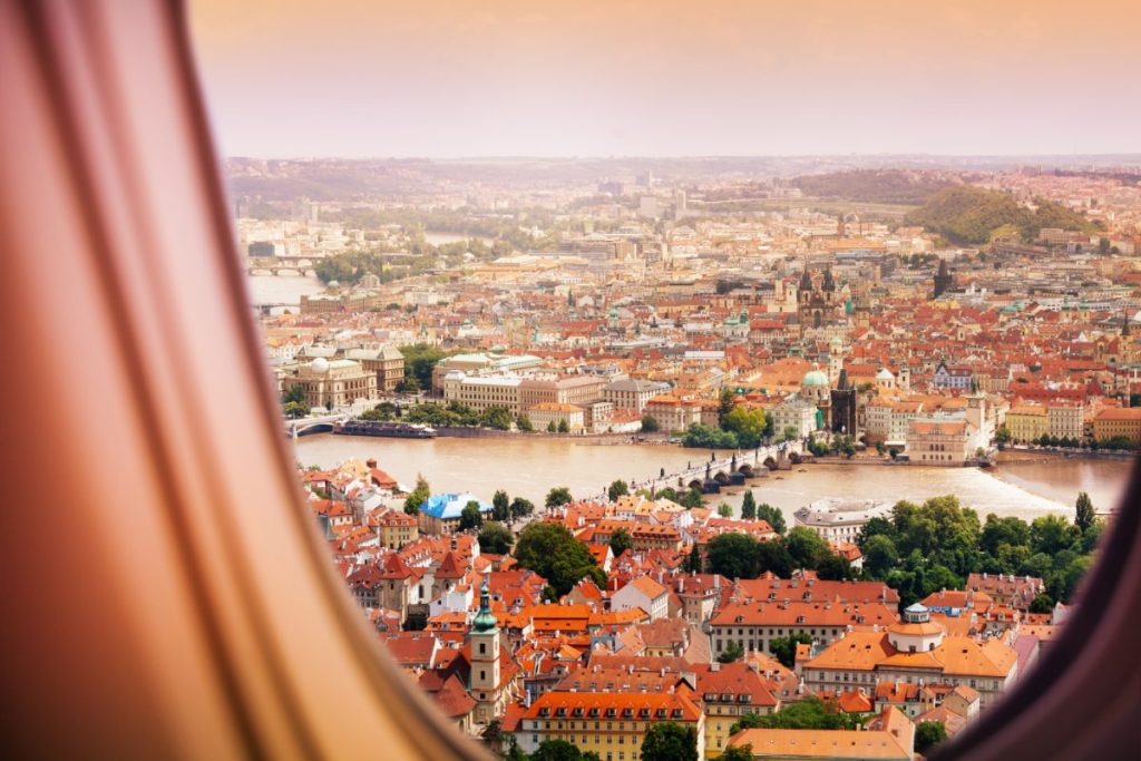 Praha med Moldau-elven og broer sett gjennom flyvinduet.