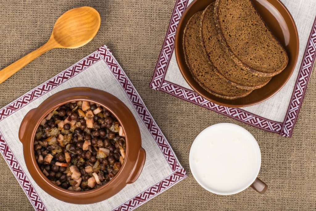 Tradisjonell latvisk rett med grå erter, bacon og rugbrød.