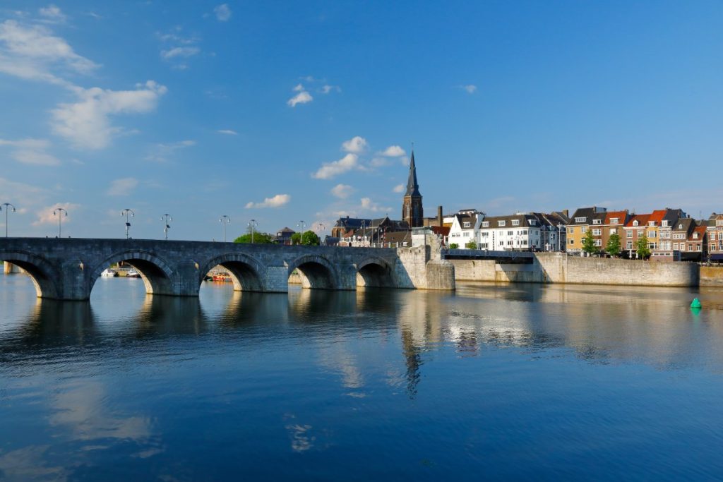 Maas-elven gjennom Maastricht by, Nederland.