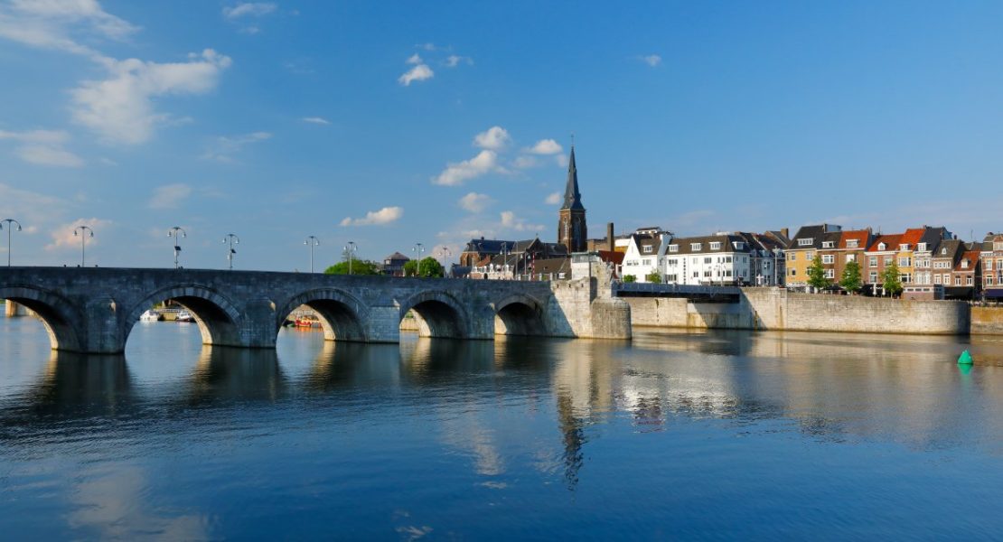 Maas-elven gjennom Maastricht by, Nederland.