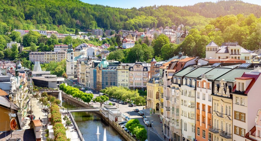 Karlovy Vary spaby med fargerike bygninger langs elvebredden.