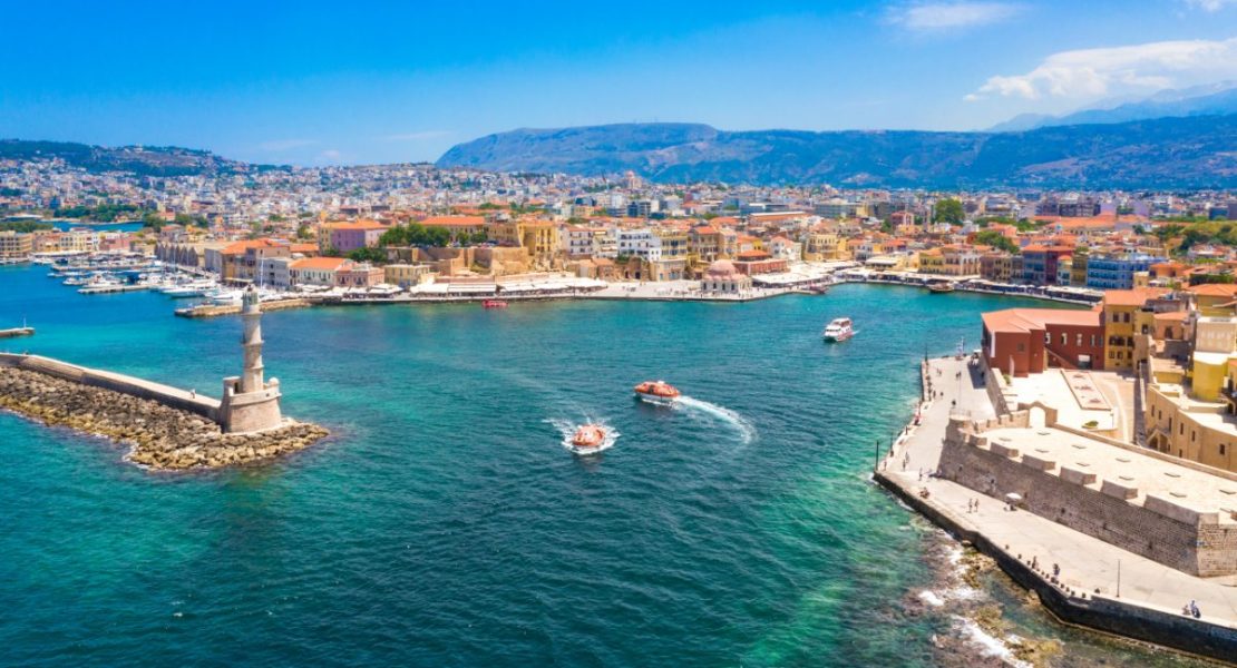 Flyfoto av den vakre byen Chania med gammel havn og fyrtårn, Kreta.