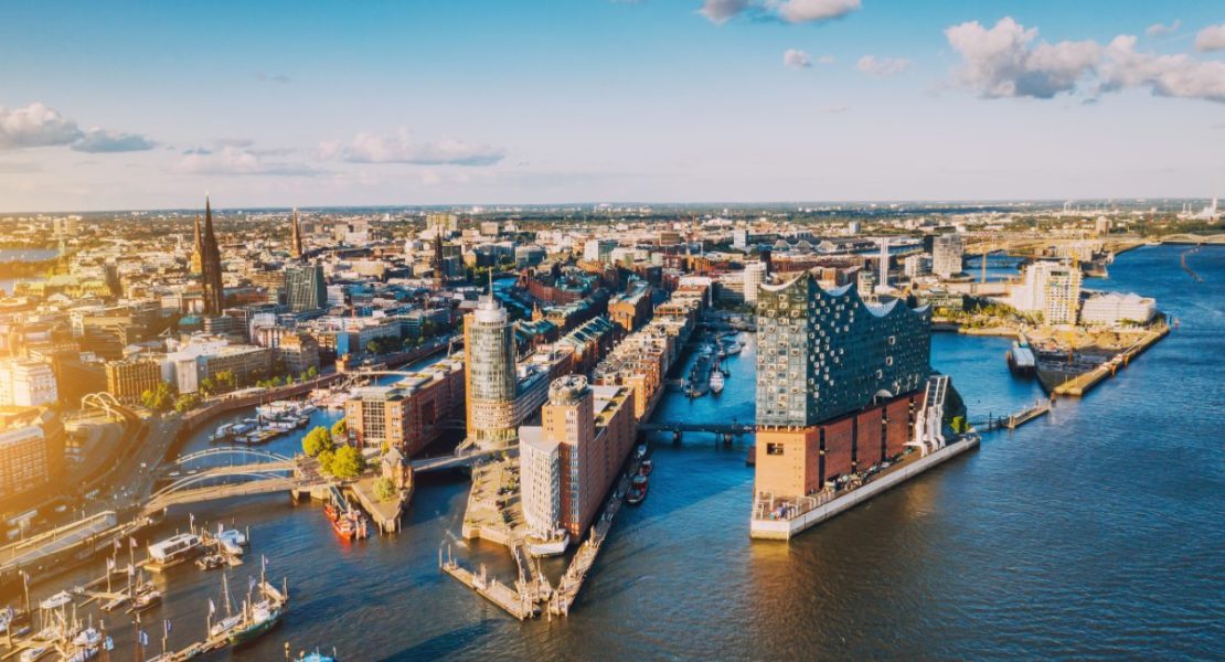HafenCity med moderne bygninger langs Hamburgs havnebasseng.