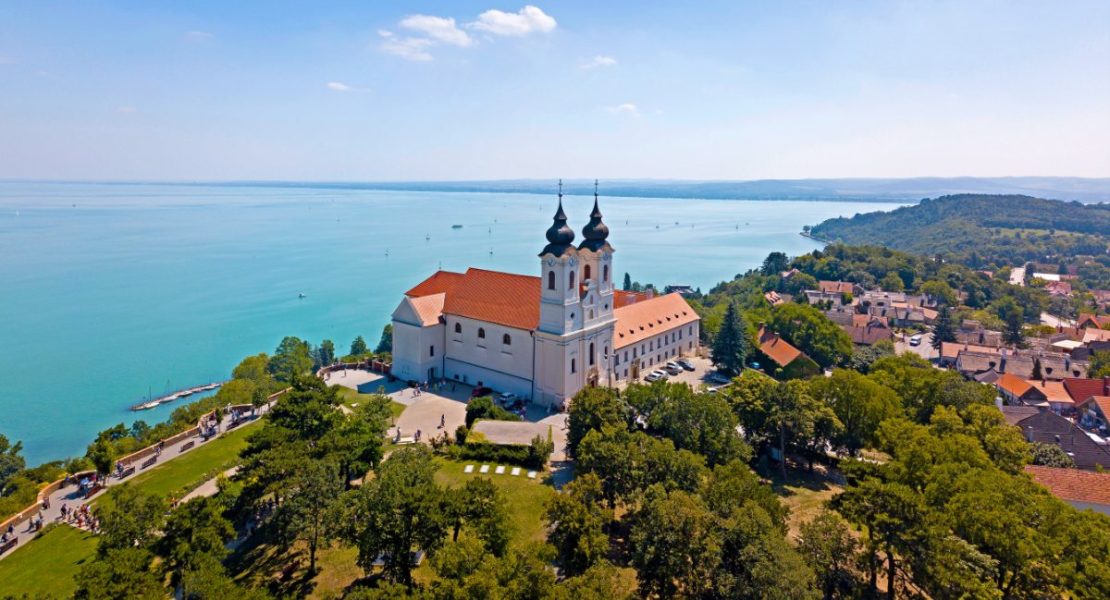 Tihany kloster troner på halvøya ved Balatonsjøen.