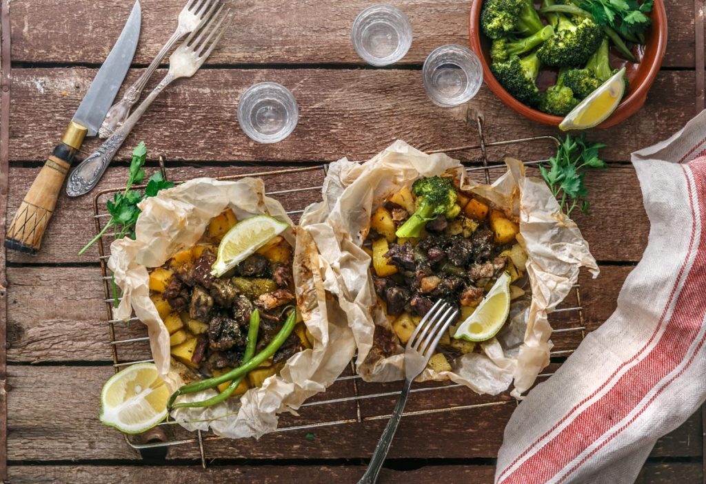 Kleftiko ovnsbakt lammegryte med poteter og urter, servert med sitron.