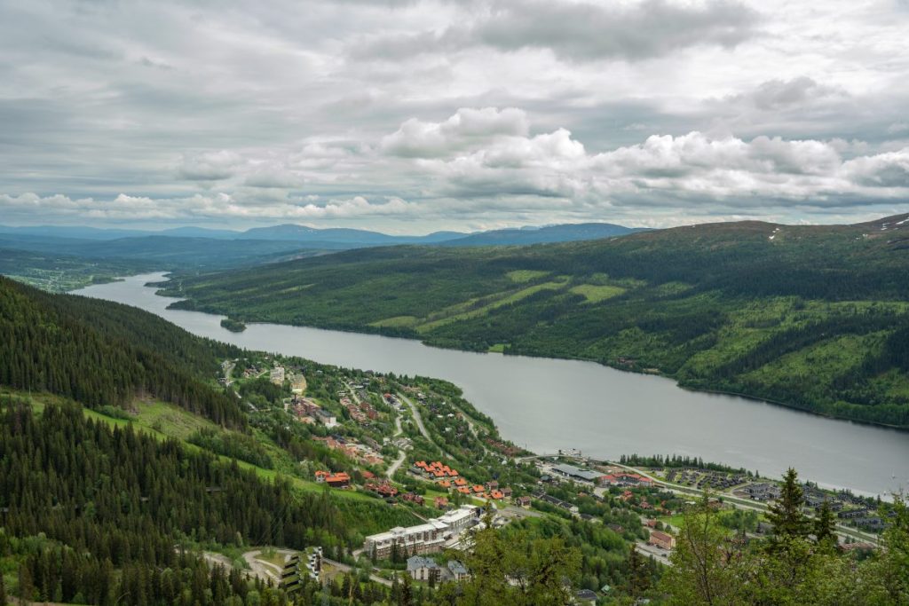 Grønn sommerutsikt over Åre skisenter i nordlige Sverige.