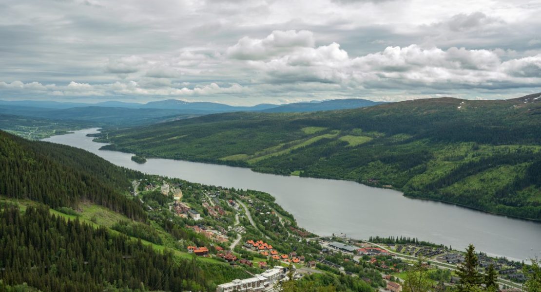 Grønn sommerutsikt over Åre skisenter i nordlige Sverige.