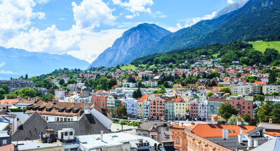 Innsbruck by omgitt av alpetoppene i Tyrol.