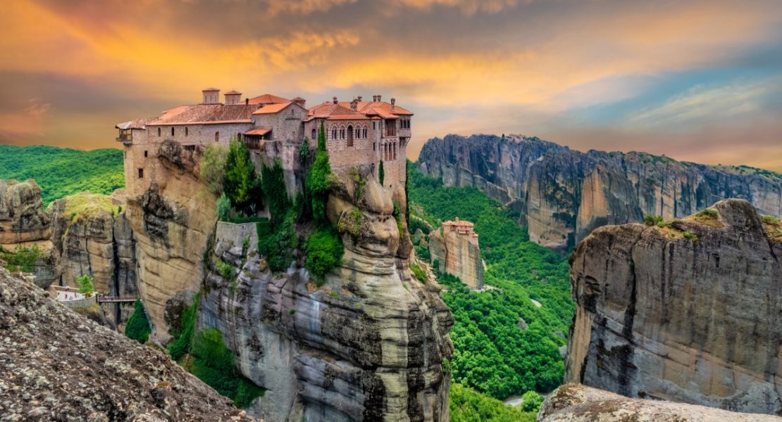 Gresk kloster på Meteora-klippene ved skumring, Hellas.