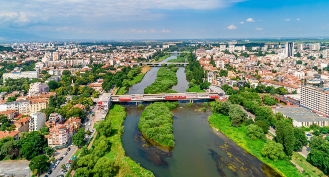 Maritsa-elven gjennom Plovdiv, Bulgaria.