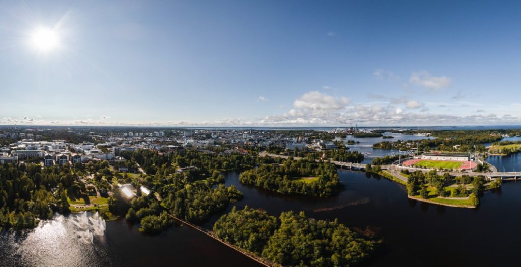Panoramautsikt over Oulu by i Finland fra luften på solskinsdag.