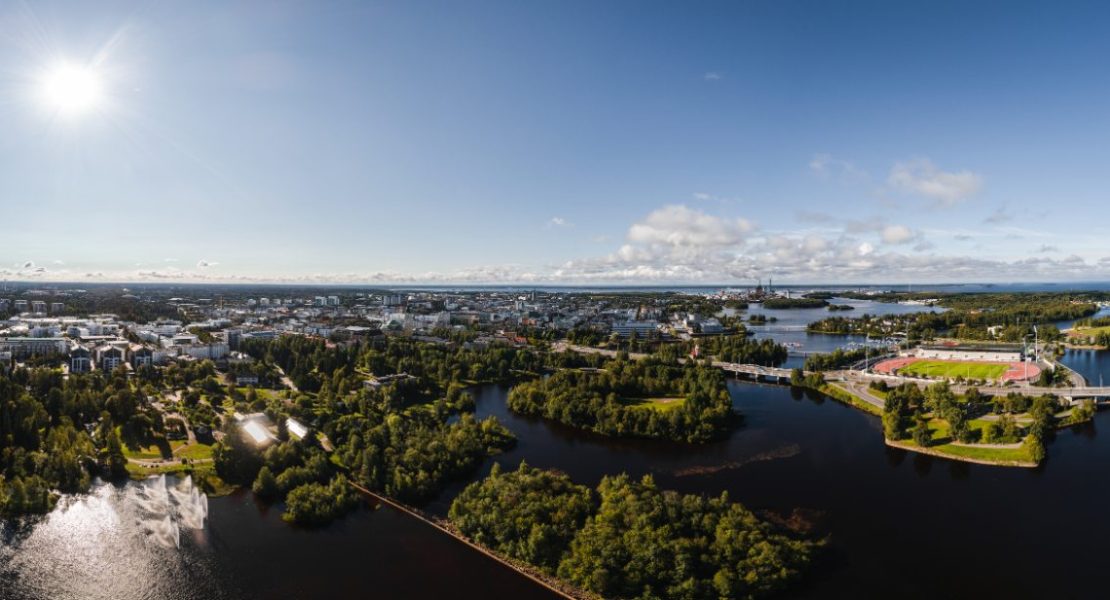 Panoramautsikt over Oulu by i Finland fra luften på solskinsdag.