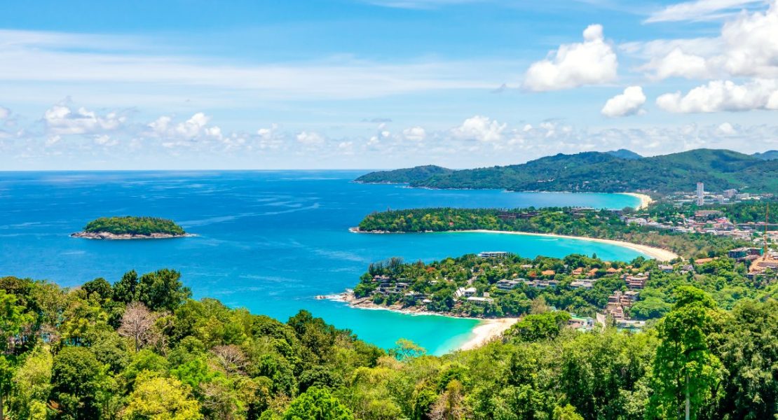 Buktende kyst med tre halvøyer sett fra Kata utsiktspunkt.