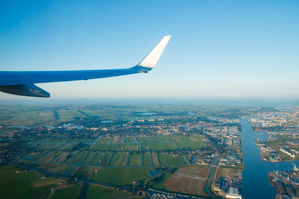 Fly tar av fra Schiphol lufthavn i Amsterdam, Nederland.