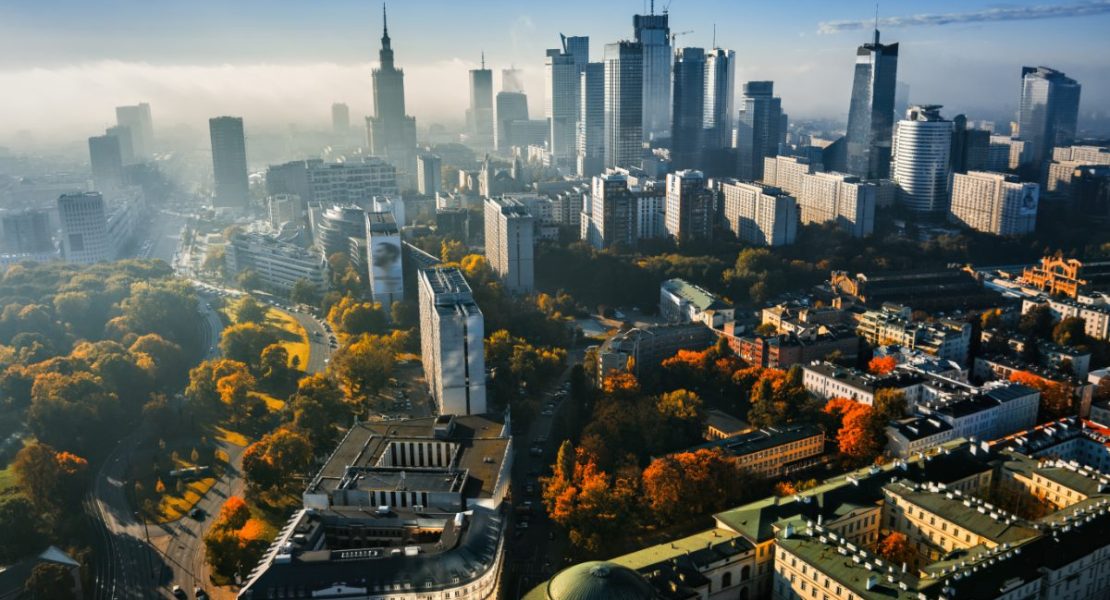 Warszawas byskyline med moderne og historiske bygninger, Polen.