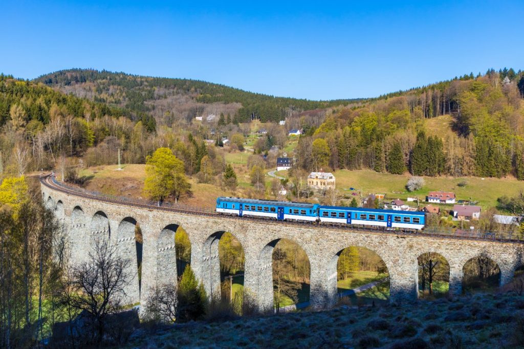 Steinviadukt krysser dalen i Křišťálové údolí, Nord-Böhmen.