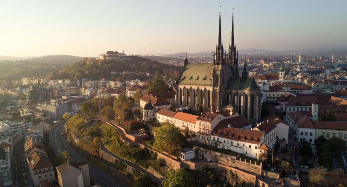 Brno bylandskap med Špilberk-borgen som dominerer horisonten.