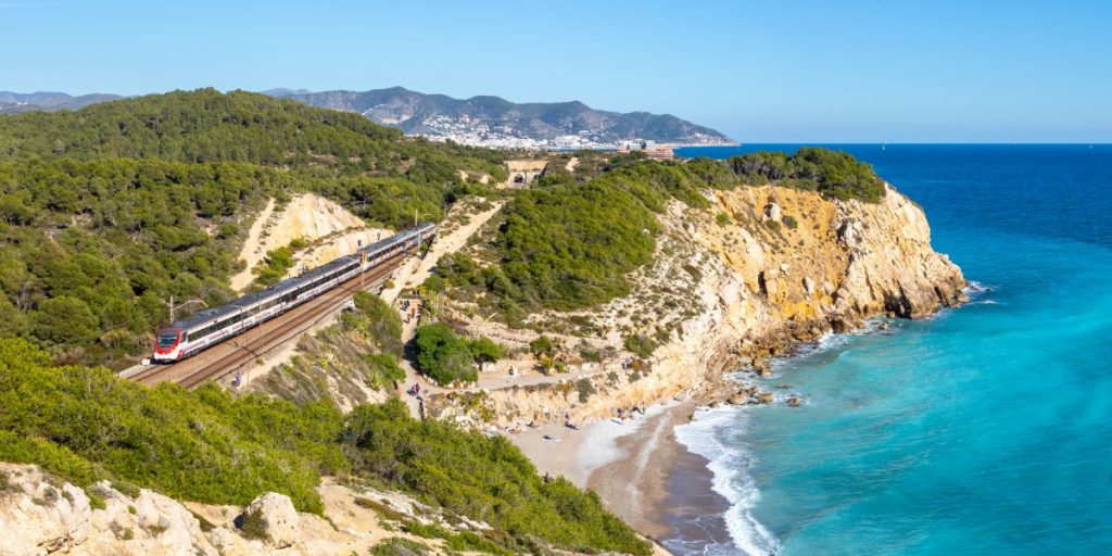 Civia regionaltog drevet av RENFE nær Sitges, Catalonia Spania.