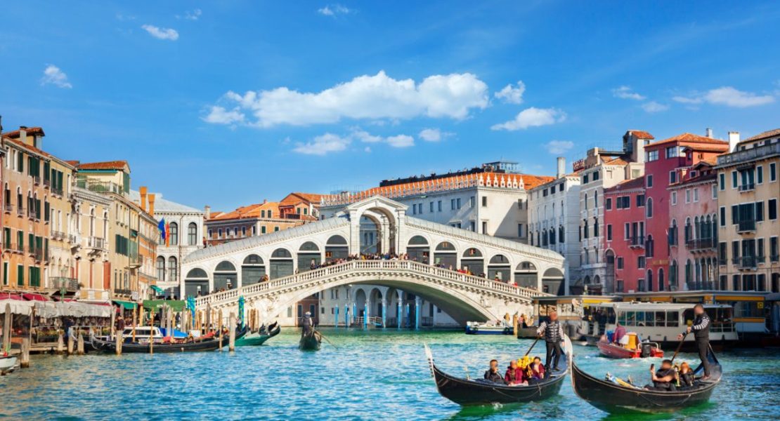 Canal Grande på solskinsdag i Venezia, Italia.