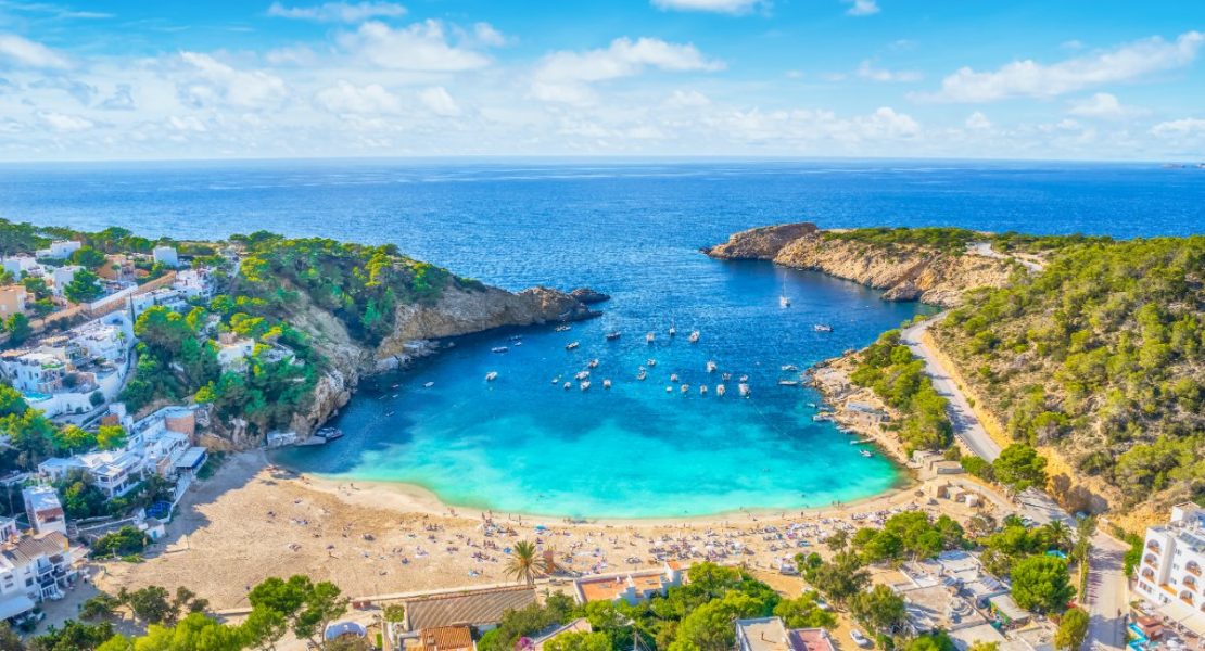 Cala Saladeta strand på Ibiza, Baleárene Spania.