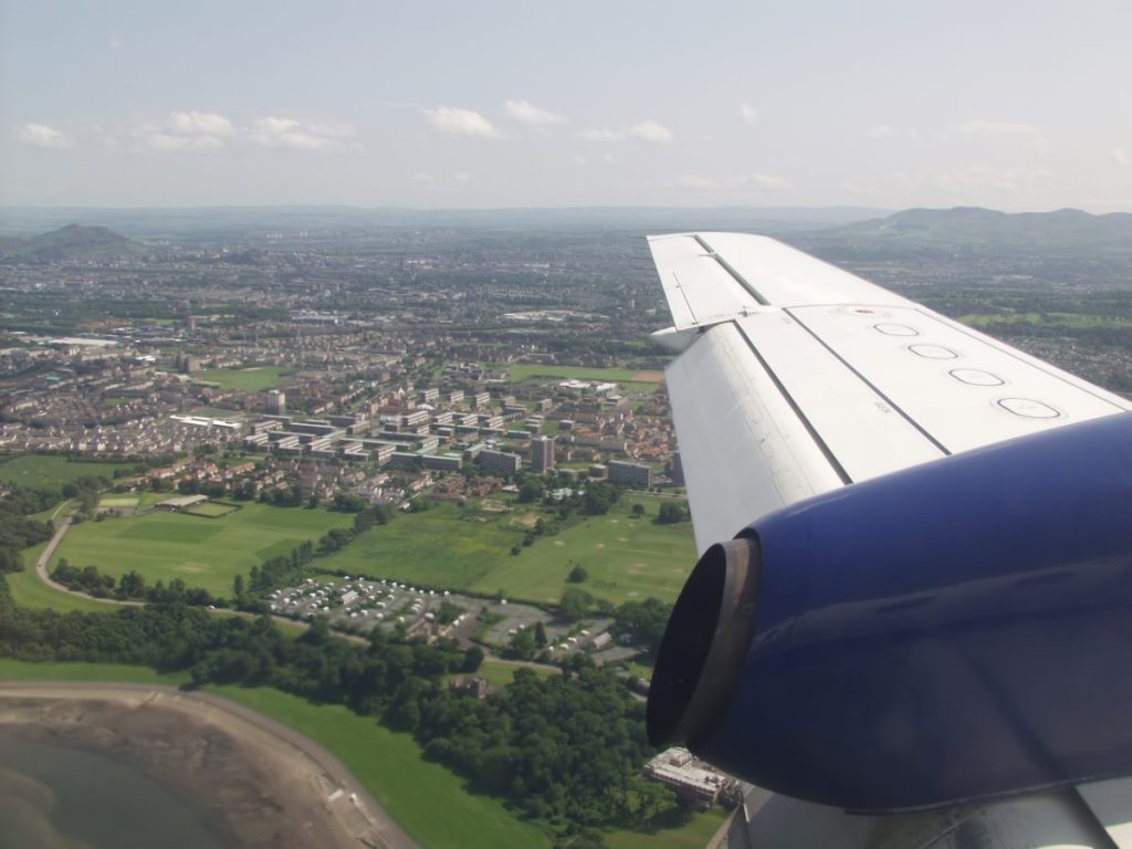 Edinburgh sett fra landende fly.