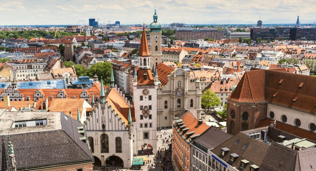 Münchens gotiske rådhus med tårn dominerer Marienplatz.