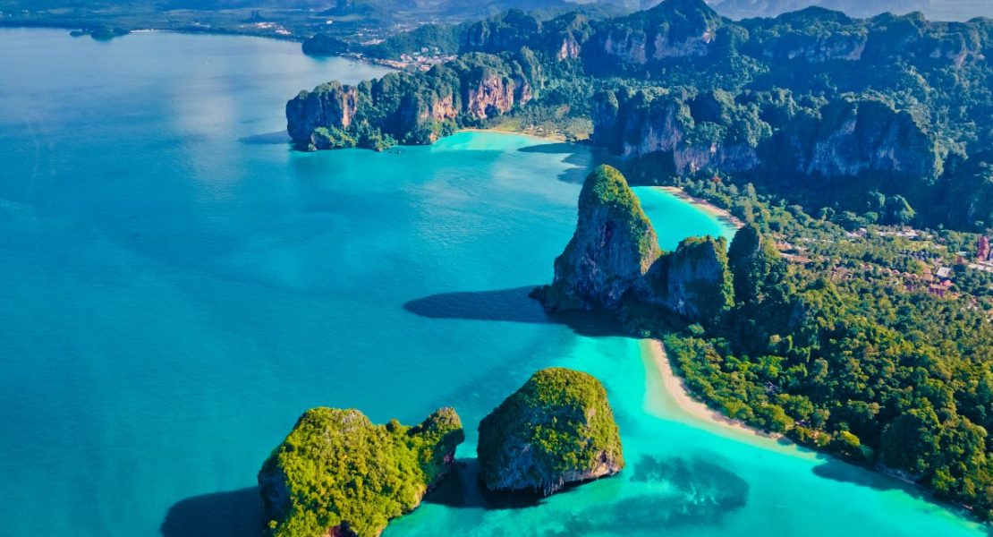 Railay strand omringet av dramatiske kalksteinklipper