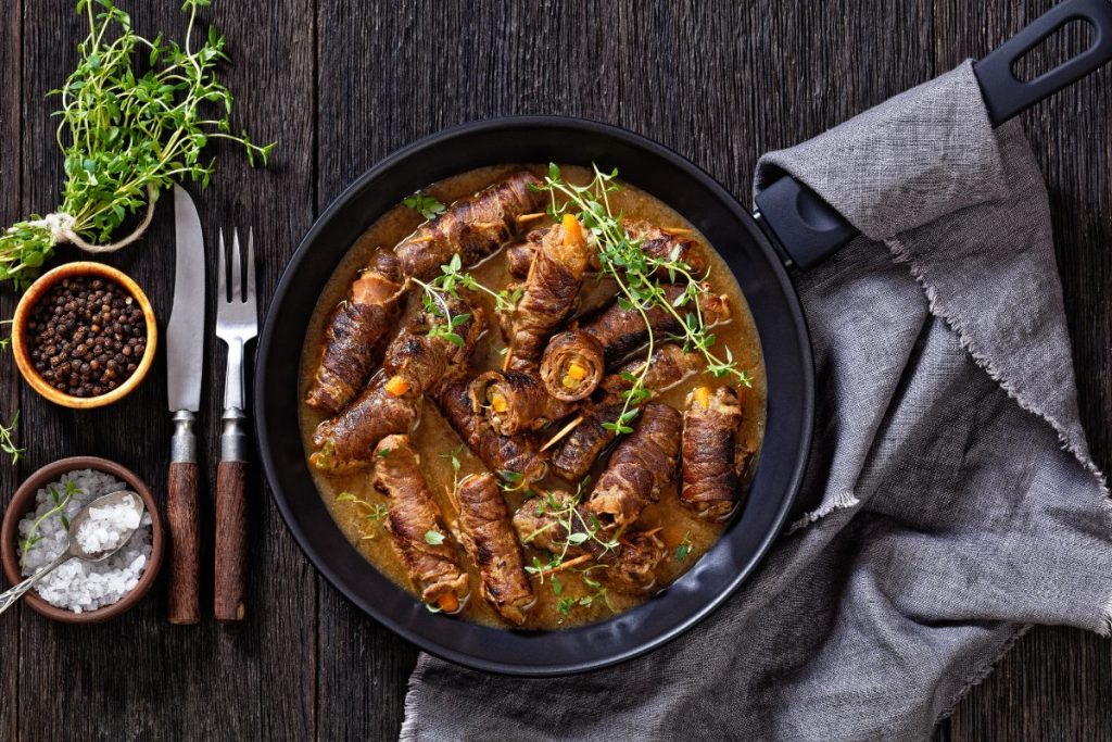 Tradisjonelle tyske Rouladen ruller i rik, mørk saus.