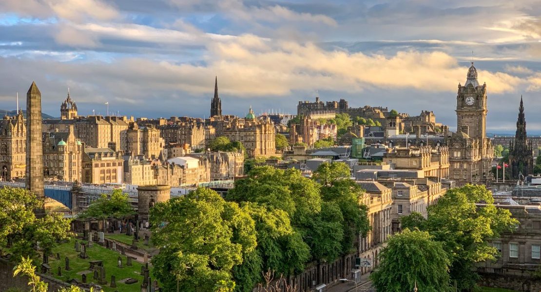 Edinburgh bysilhuett med historiske bygninger