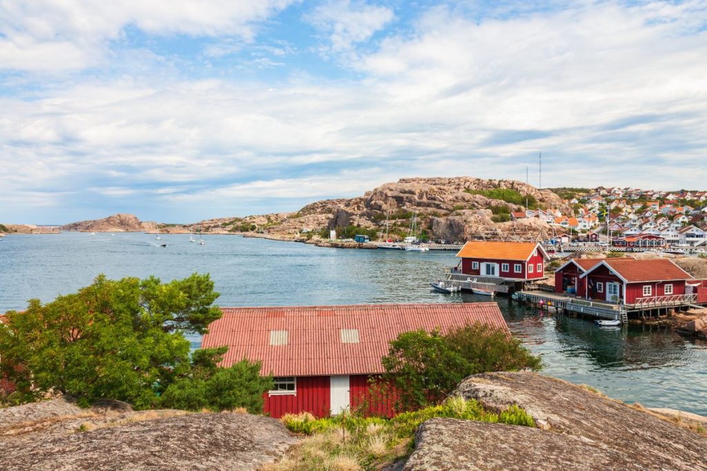 Små røde hytter på svaberg i den svenske skjærgården.