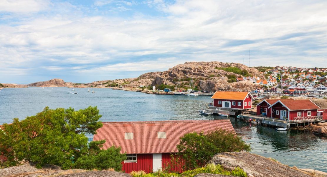 Små røde hytter på svaberg i den svenske skjærgården.