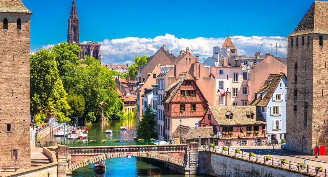 Pittoresk kanallandskap med arkitektur i Strasbourg, Frankrike.