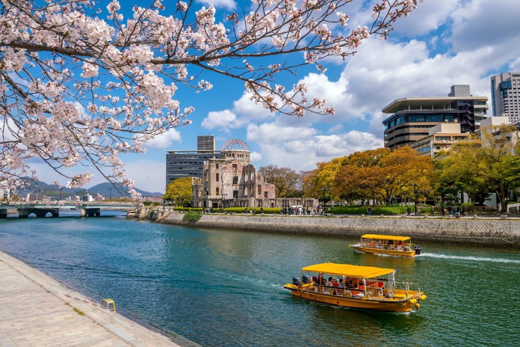 Hiroshima atomkuppel med kirsebærblomstring i Kobe, Japan.