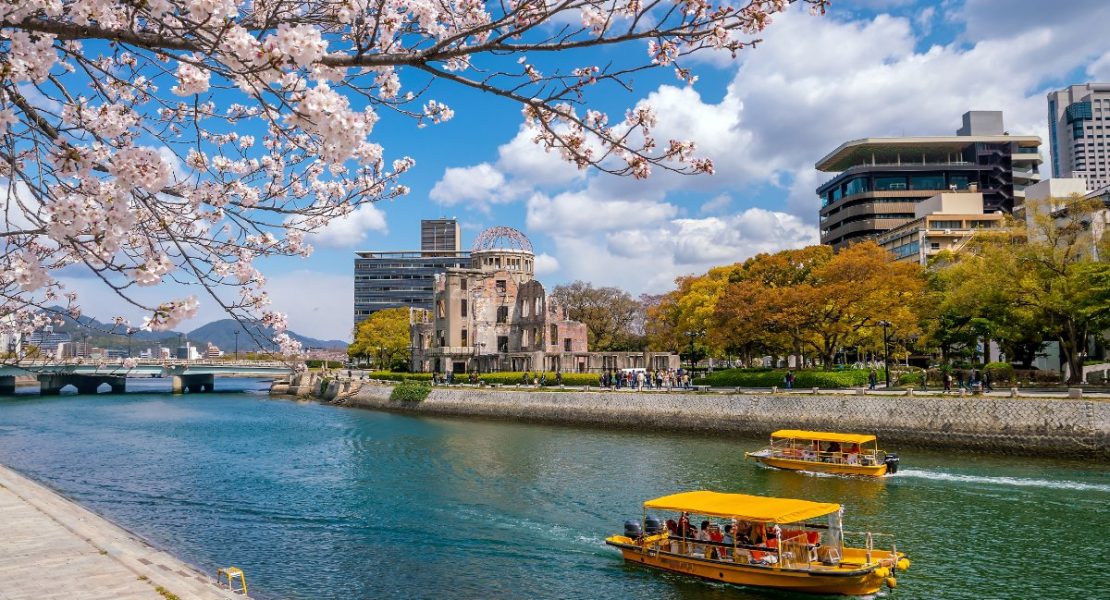 Hiroshima atomkuppel med kirsebærblomstring i Kobe, Japan.
