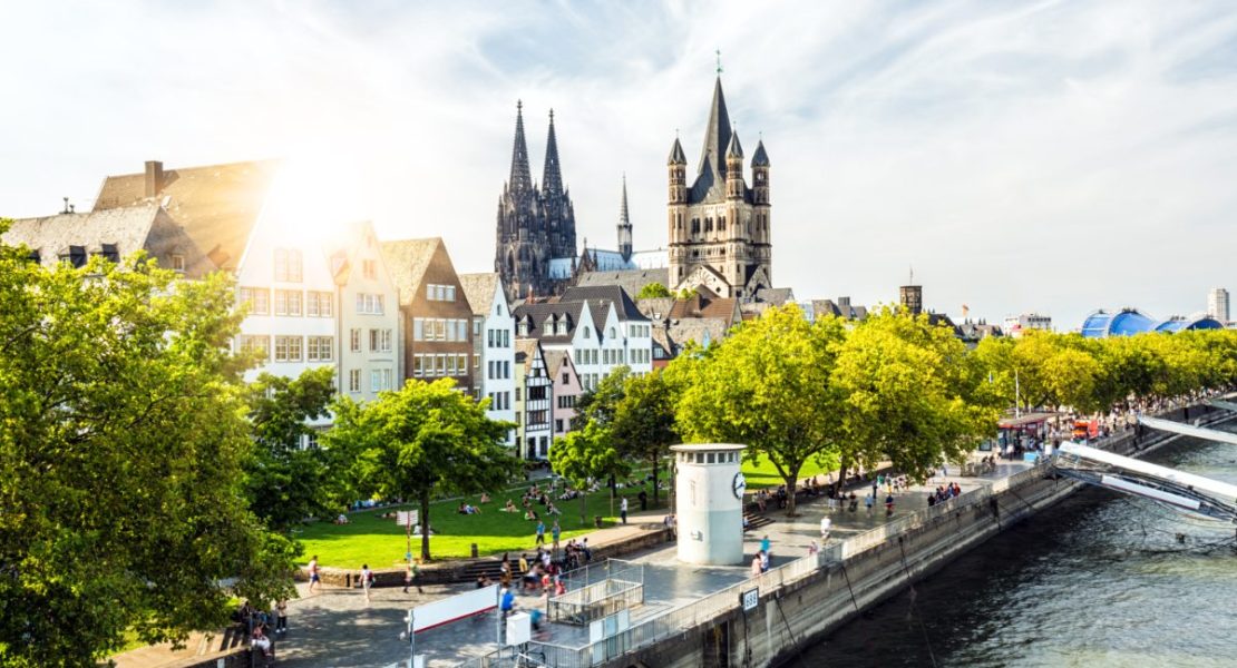 Kölns gamle bydel med fargerike bygninger langs Rhinen.