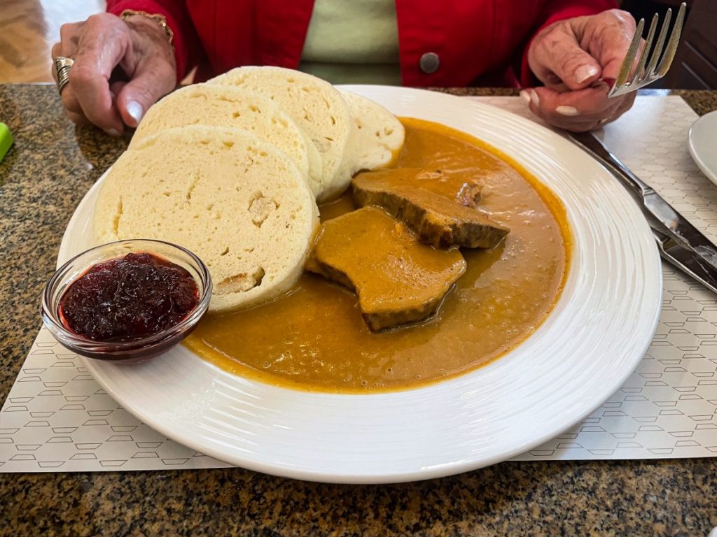 Tradisjonell svíčková med dumplings og tyttebær på tsjekkisk restaurant.