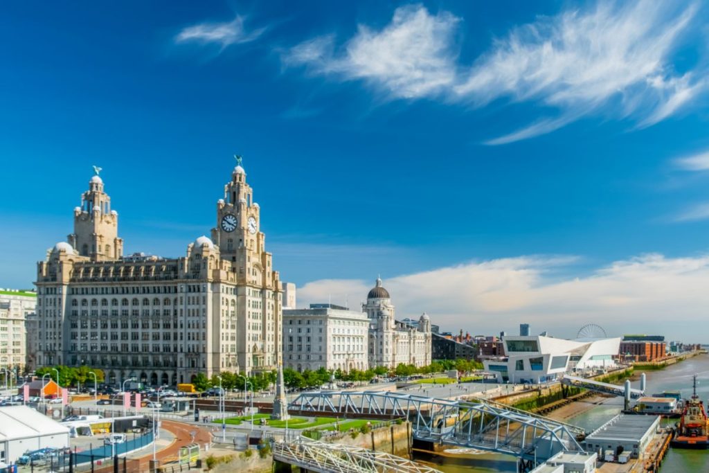 Liverpool byskyline med havnefront og The Three Graces-bygningene.
