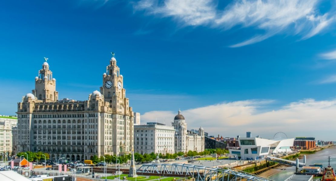 Liverpool byskyline med havnefront og The Three Graces-bygningene.