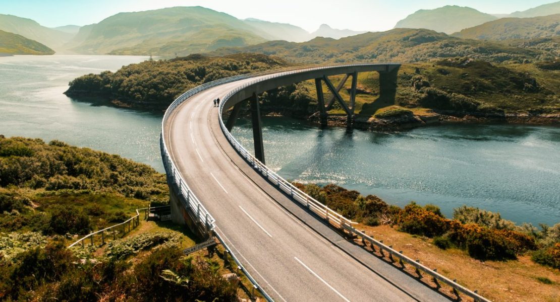 Kylesku-broen svever elegant over fjorden langs North Coast 500.