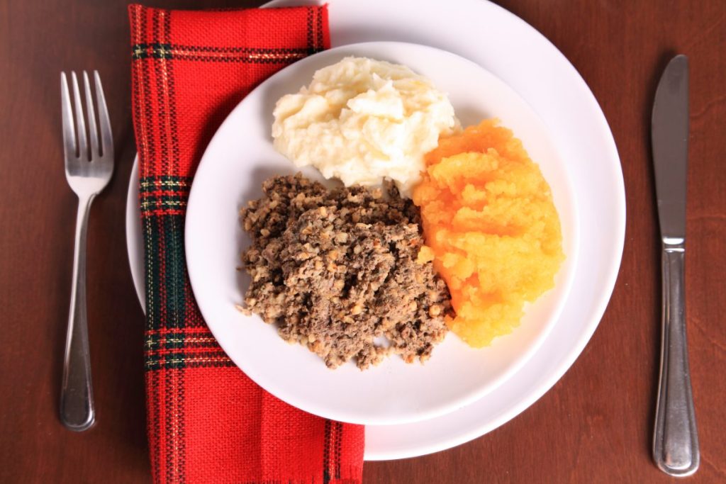 Haggis-middag pyntet for tradisjonell Burns Night middag.