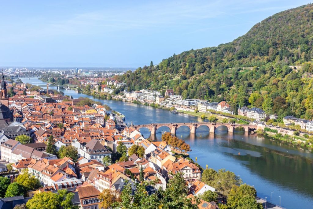 Heidelberg med slottsruiner og gamle bro over Neckar-elven.