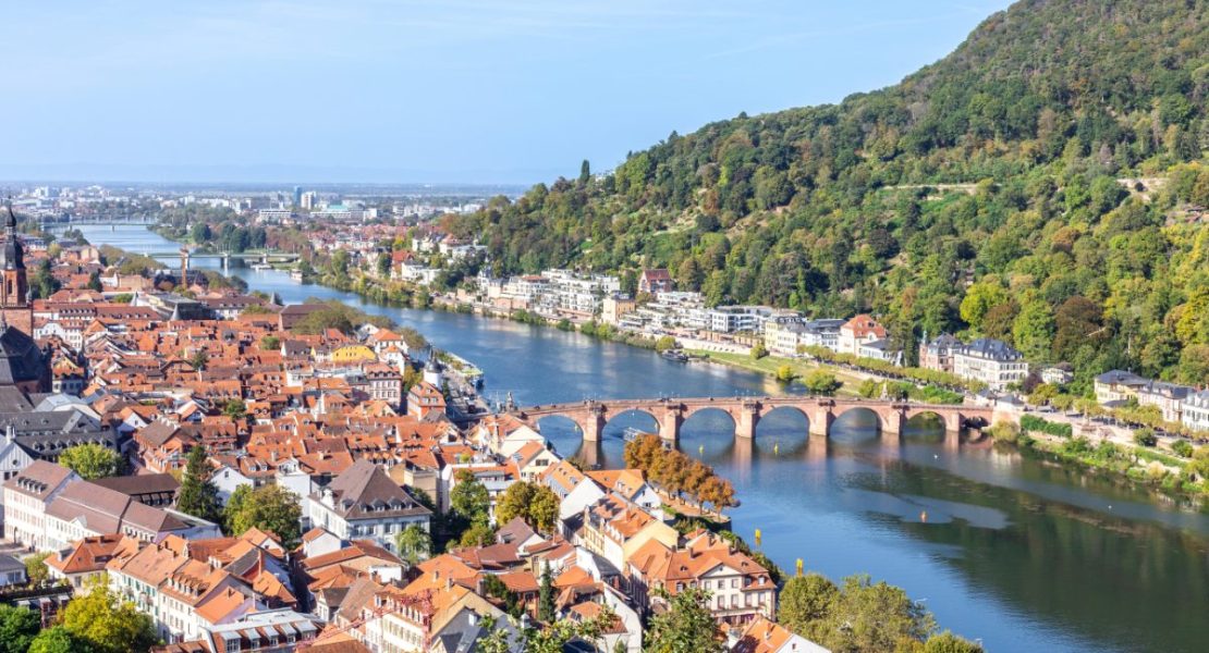 Heidelberg med slottsruiner og gamle bro over Neckar-elven.