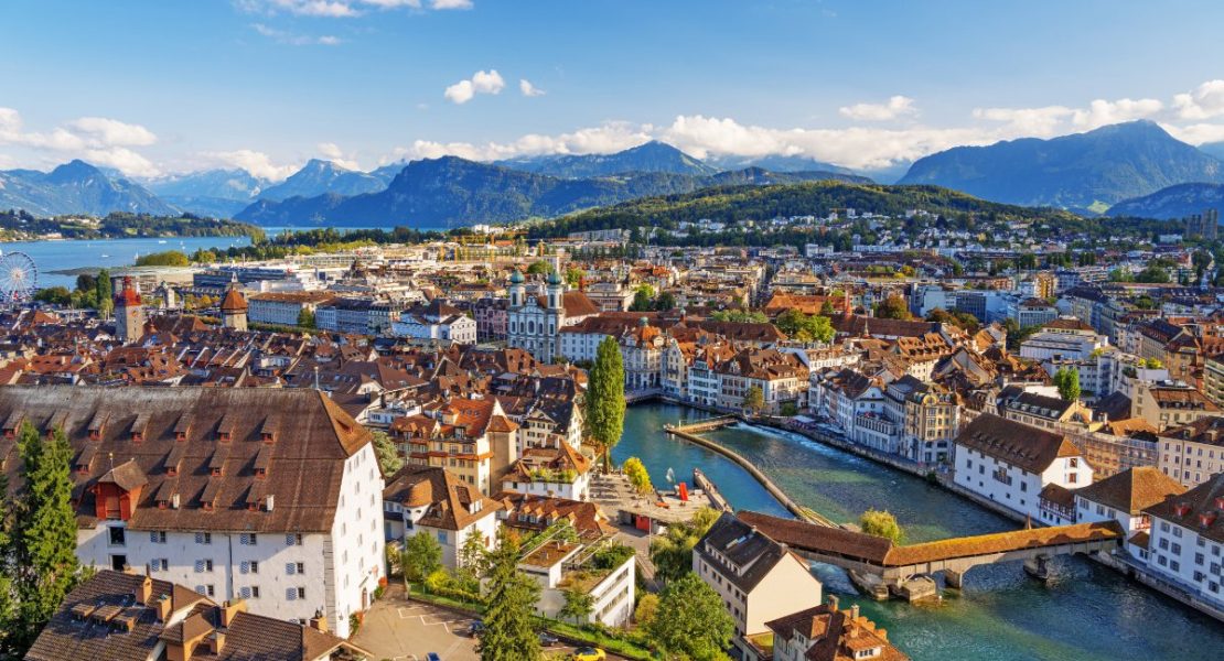 Lucern langs den buktende Reuss-elven.