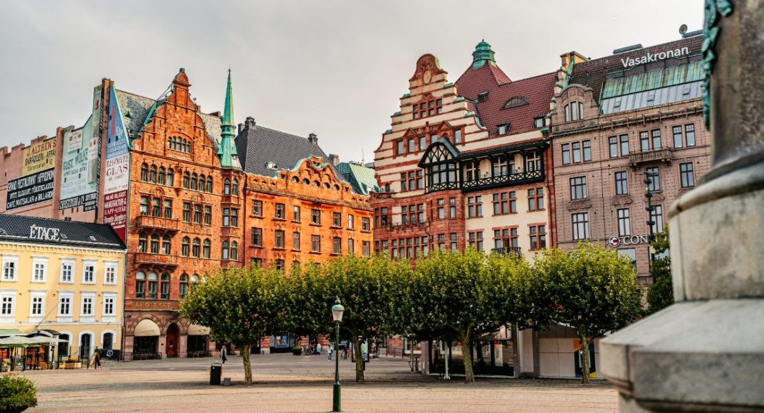 Stortorget med fargerike bygninger i Malmö.