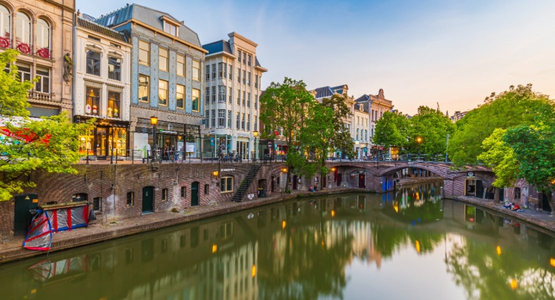 Tradisjonelle nederlandske hus, gater og broer ved skumring i Utrecht.